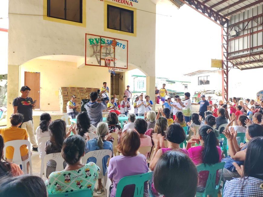 KITAEN| Naiwarasen dagiti relief goods idiay Brgy. Canadian Daya, Vigan City babaen kenni Congressman Ronald Singson. Presente dagiti opisyales ti Vigan City nga indauloan ni Vice Mayor Randy Singson.