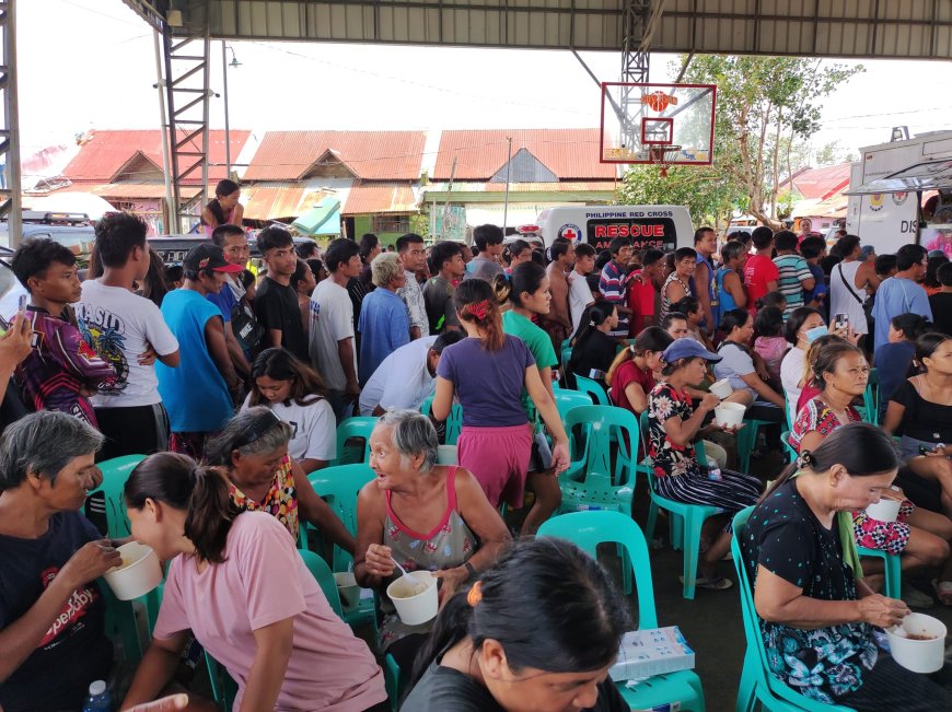 KITAEN| Dagiti pampamilya idiay Brgy. San Julian Norte, Vigan City pakairamanan ti Shelterville naikkan ti relief goods babaen kenni Congressman Ronald Singson