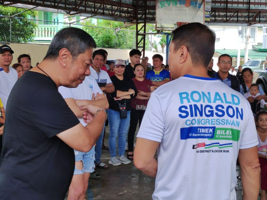 KITAEN| Naideliveren ni Congressman Ronald Singson dagiti relief goods idiay Brgy. Capangpangan, Vigan City. Kadwa na dagiti opisyales ti Vigan City nga indauloan ni Vice Mayor Randy Singson.