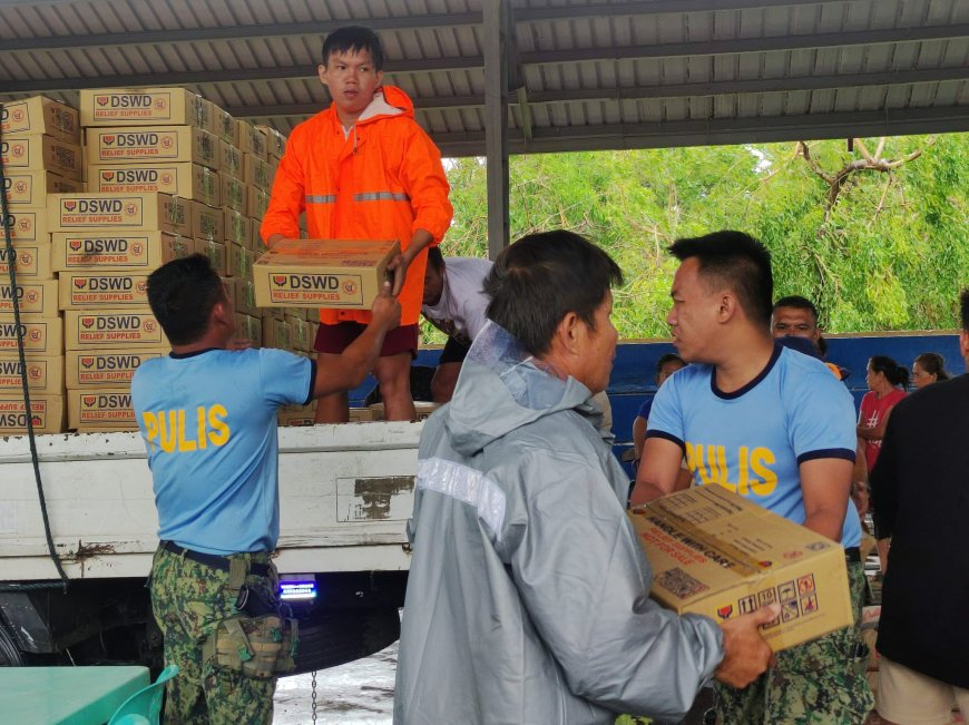 KITAEN| Ti pannakaiyawat ti relief goods idiay Brgy. Manangat, Caoayan babaen kenni Congressman Ronald Singson.