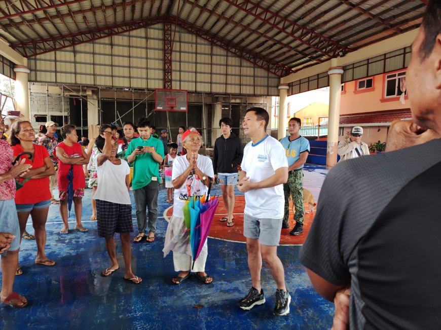 KITAEN| Naiteden ni Congressman Ronald Singson dagiti relief goods ditoy Brgy. Fuerte, Caoayan.