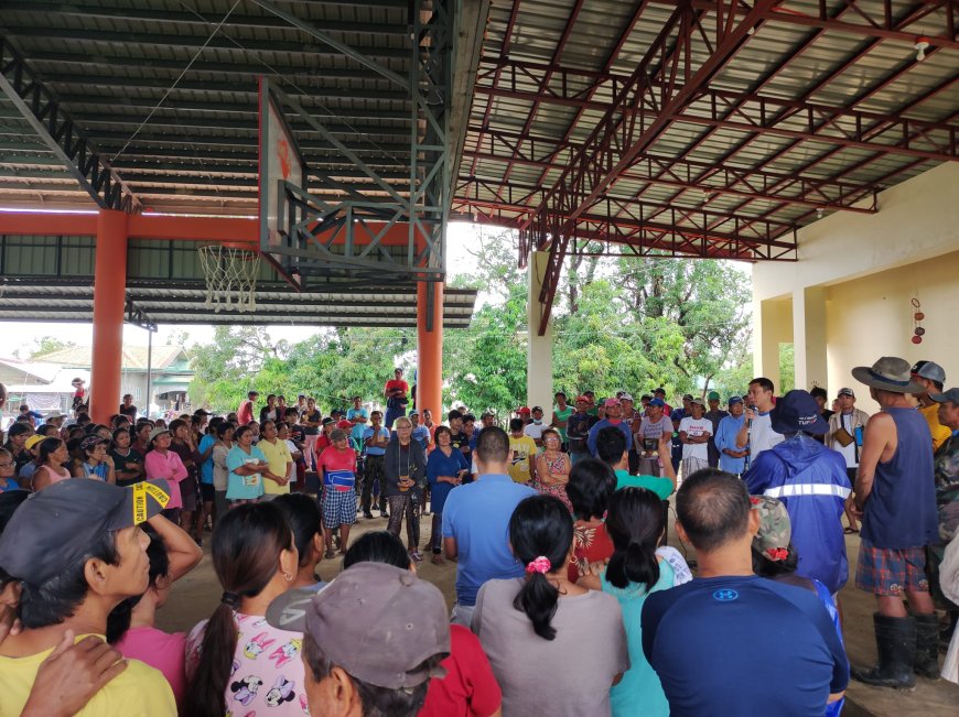 KITAEN| Indanun ni Congressman Ronald Singson dagiti relief goods idiay Brgy. Pantay Tamorong, Caoayan. Kastaunay yaman ken ragsak dagiti bumarangay ti naawat da a tulong kalpasan kenni bagyo Egay.