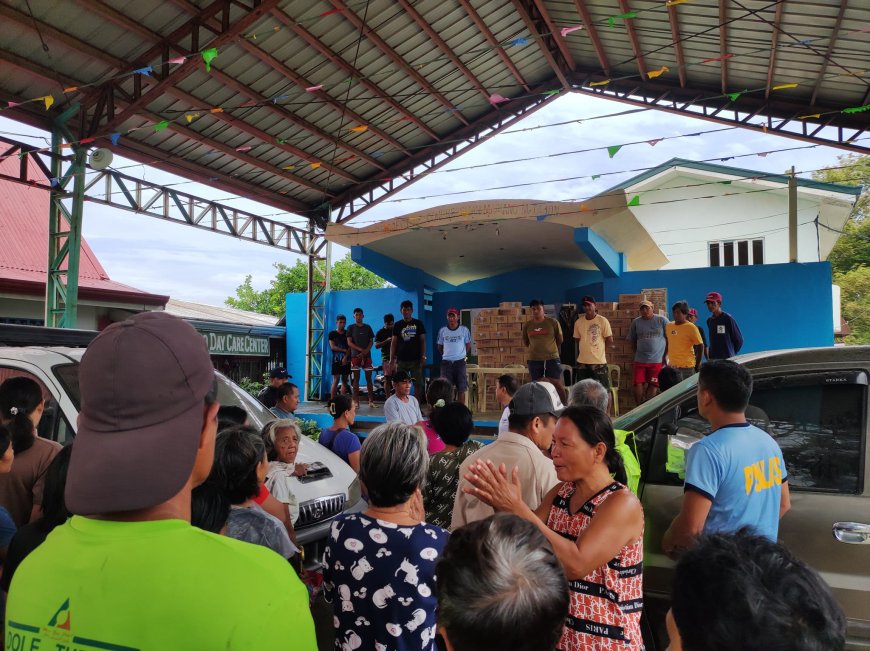 KITAEN| Dagiti amin a pamilya idiay Brgy. Nansuagao, Caoayan naikkan ti relief goods babaen kenni Congressman Ronald Singson.