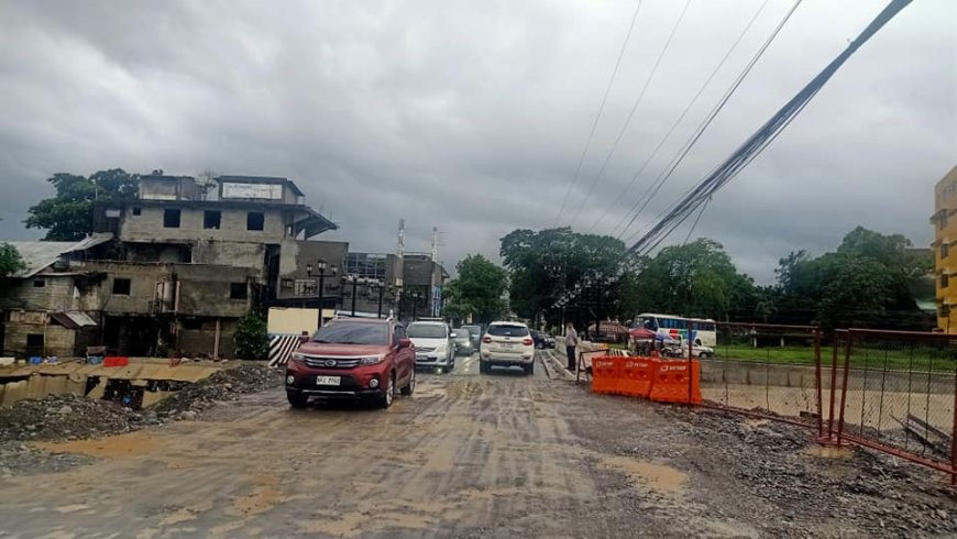 KITAEN| Mabalinen a dumalyasatan ti luglugan ti rangtay iti Quirino Boulevard iti Vigan City. Maipalagip a nadadael ti nasao a rangtay gapu iti bagyo Egay. Nasimpa daytoy babaen ti DPWH.