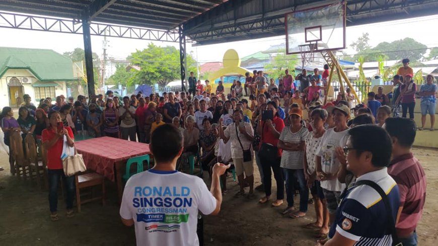 KITAEN| Maikadwa ti Brgy. Pusuac, Sto Domingo a naikkan ti relief goods babaen kenni Congressman Ronald Singson. Kadwa na dagiti opisyales ti ili nga indauloan ni Vice Mayor Mabbet Tacbas.