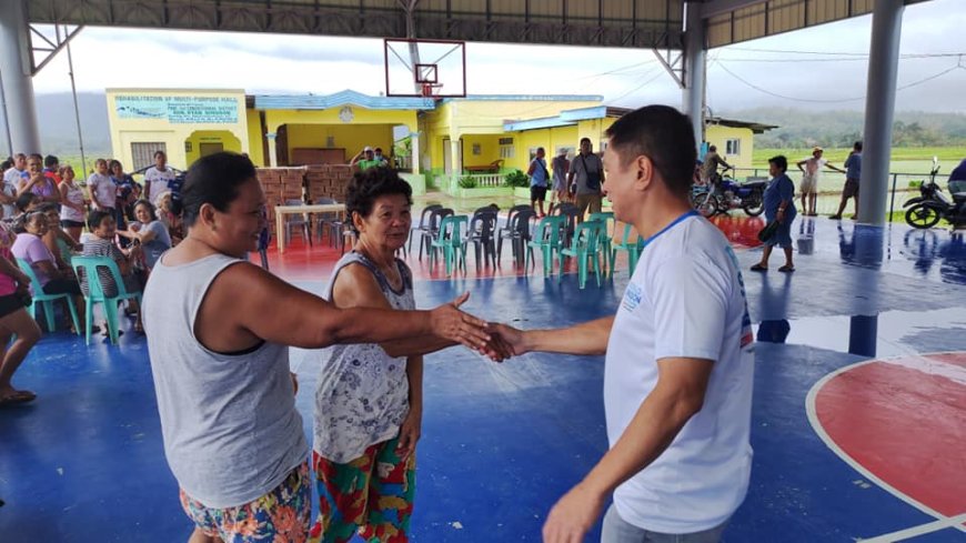 KITAEN| Naideliver metten ni Congressman Ronald Singson ti relief goods idiay Brgy. Sta Monica, Magsingal maysa a napakaroan kenni bagyo Egay.