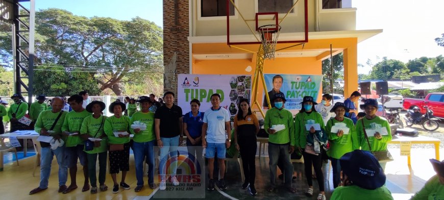 KITAEN| Indauloan ni Congressman Ronald Singson ti naaramid a TUPAD PAYOUT idiay Brgy. Bungro, Magsingal.